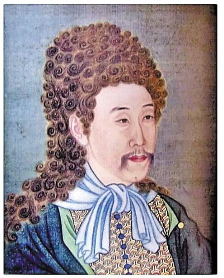 穿西装、系领结、佩戴假发，唇上贴了八字胡的雍正皇帝。