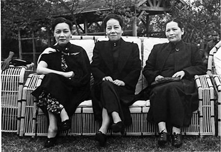 1942年4月17日，宋氏三姐妹出席中美文化协会赠送会“海鹰图”茶会(左起为宋美龄、宋霭龄、宋庆龄)