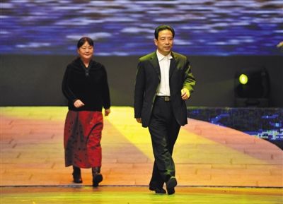 2010年11月9日，车延高（右）出席第五届鲁迅文学奖颁奖典礼。图/CFP