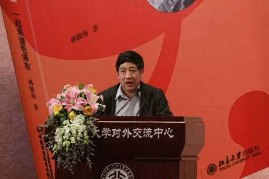 　　北京大学出版社王明舟社长主持