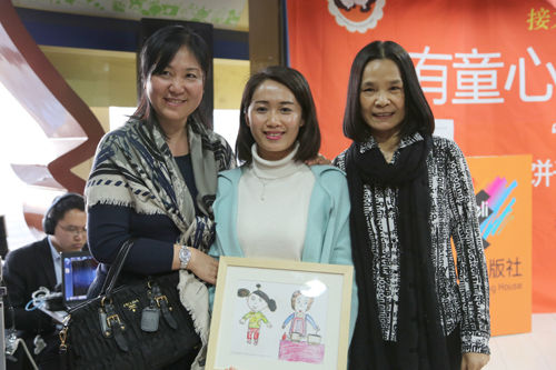 从左到右：浙江凤凰金瑞文化传媒有限公司董事高荷美、”小饼干和围裙妈妈“插画作者阿茄和作者郑春华