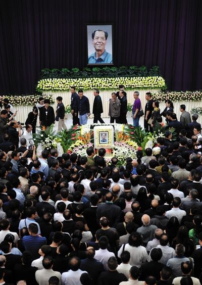 昨日，社会各界人士在西安殡仪馆送别著名作家陈忠实。新华社记者 李一博 摄